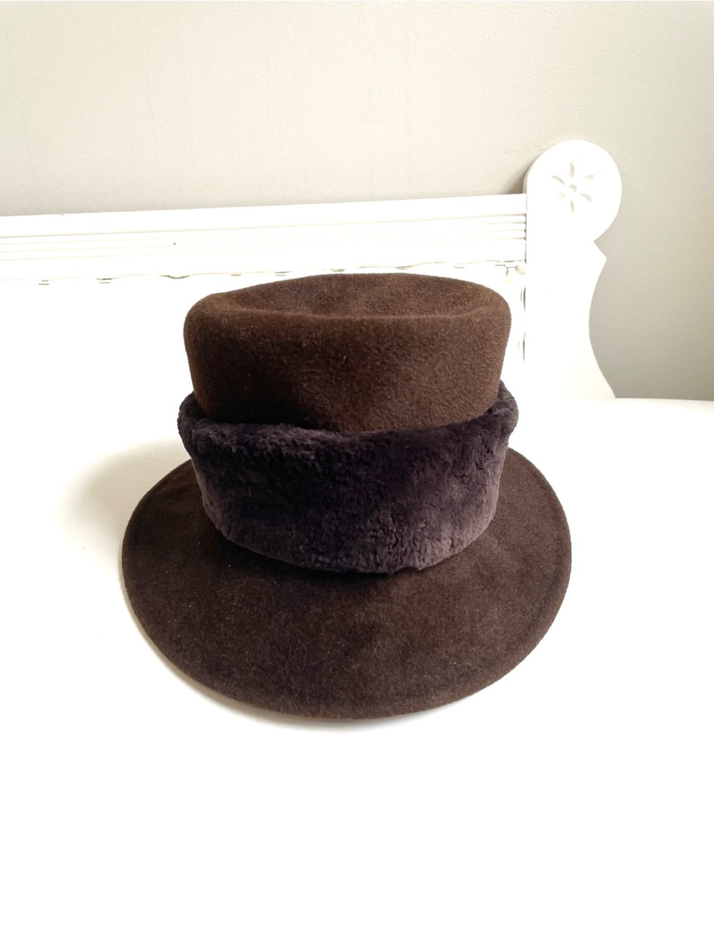 VINTAGE CHOCOLATE BROWN FELT FAUR FUR BAND BUCKET FEDORA HAT CANADIAN MADE